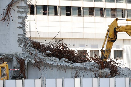 重機による鉄筋コンクリート建物の解体作業現場