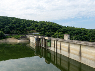 兵庫県川西市の一庫ダムと知明湖の風景