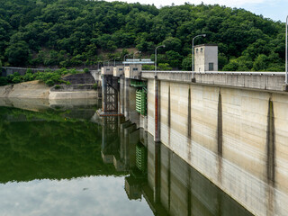 兵庫県川西市の一庫ダムと知明湖の風景