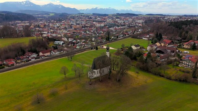St. Vitus und Anna in Ettendorf ist Filialkirche der roemisch-katholischen Traunsteiner Pfarrkirche St. Oswald, auch bekannt als Ettendorfer Kircherl in Deutschland, Bayern Luftbild mit Stadtansicht. 
