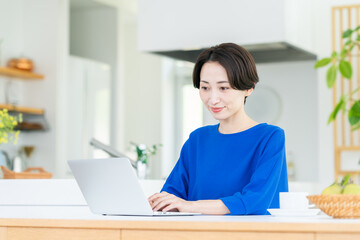 自宅でパソコンを使うミドルの女性