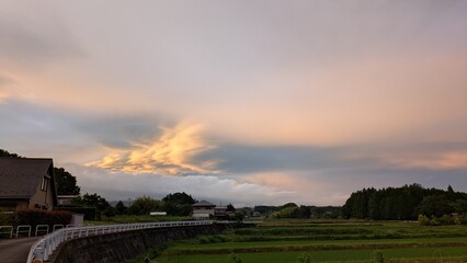 夕日に染まった雲と空