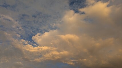 夕日に染まった雲と空