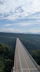 雲と空と大きな橋