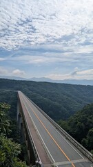 空と雲と大きな橋