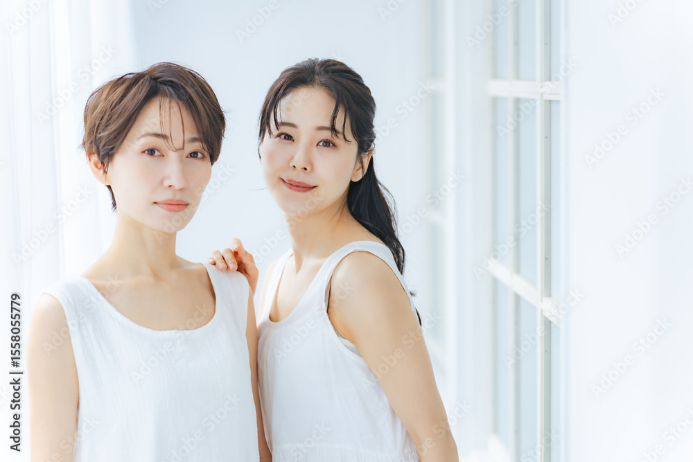 Aufkleber 女性、ペア、美容、スキンケア、コスメ、化粧品、二人、ナチュラル、脱毛、エステ、サロン、ボディケア、美肌、美白、ノースリーブ、涼しい、シンプル、日本人、笑顔、透明感、保湿、ツヤ肌、ハリ、アンチエイジング、エイジングケア、UVケア、低刺激、オーガニック、アースカラー、ポートレート、リラックス、ビューティ、ライフスタイル、30代、ミドルエイジ、メイク、きれい、美人、仲良し、寄り添う、美しい、コピースペー