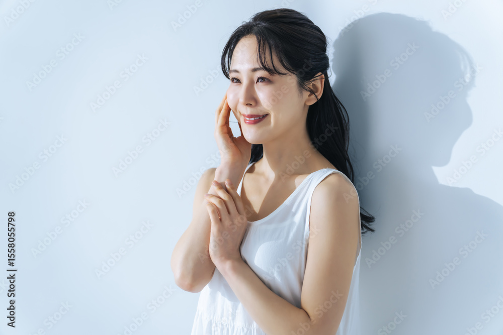 Poster 女性、美肌、美白、ホワイトニング、日焼け止め、UVケア、ナチュラル、日本人、リラックス、脱毛、エステ、サロン、美容、直射日光、ボディケア、眩しい、ワンピース、30代、若い、クリニック、ビューティ、明るい、コスメ、化粧品、コピースペース、広告、アンチエイジング、エイジングケア、ファッション、おしゃれ、スキンケア、ノースリーブ、ライフスタイル、保湿、上半身、白バック、美しい、美人、素肌、笑顔、健康、ヘ