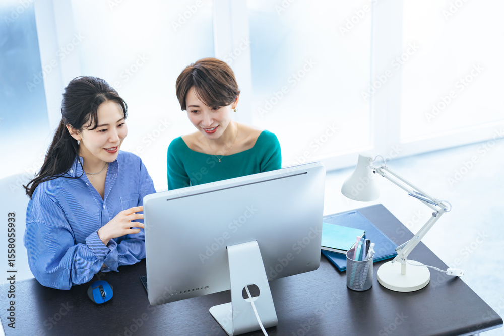 Poster 仕事、女性、働く、デスクワーク、カジュアル、オフィス、パソコン、PC、ビジネス、キャリアウーマン、ビジネスウーマン、ミドルエイジ、若い、同僚、アドバイス、教える、デスクトップ、事務、業務、相談、ファッション、モダン、インテリア、笑顔、ポジティブ、モニター、DX、IT、デジタル、デザイナー、デザイン、設計、ビジネスパーソン、職場、OL、話す、会話、経営、経理、エンジニア、グループ、チームワーク、30