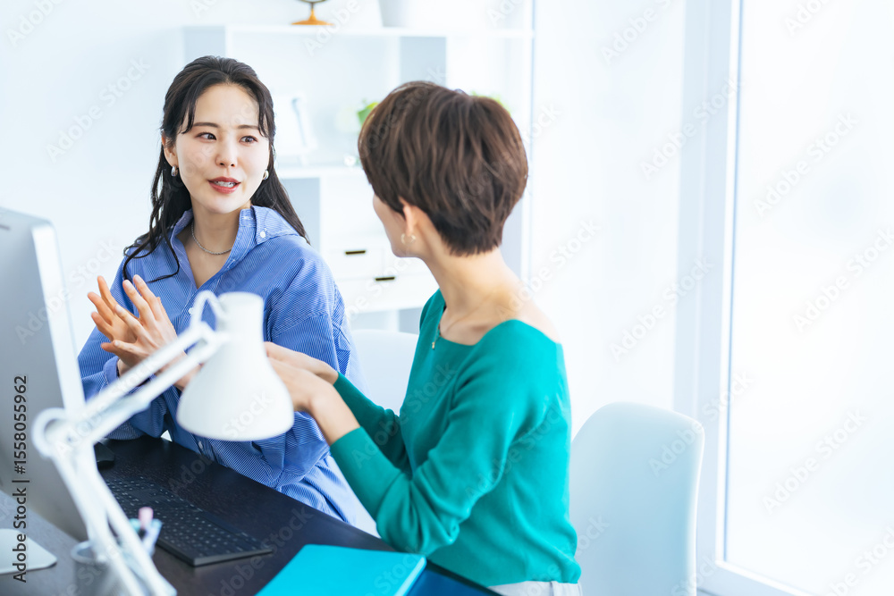 Poster 女性、仕事、働く、職場、オフィス、会話、相談、会議、ミーティング、打ち合わせ、カジュアル、笑顔、二人、同僚、チームワーク、グループ、デスクワーク、パソコン、PC、IT、OL、キャリアウーマン、ビジネスウーマン、ビジネスパーソン、ビジネス、人材、ミドルエイジ、30代、40代、若い、おしゃれ、おしゃべり、会社員、企業、フリーランス、協力、研修、事務、業務、ファッション、室内、デスク、デザイナー、デザイ