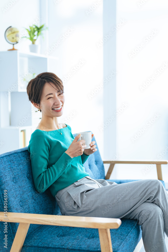 Aufkleber 女性、リラックス、笑顔、くつろぐ、リビング、カジュアル、おしゃれ、休憩、ライフスタイル、住宅、暮らし、住まい、部屋、室内、インテリア、リビングルーム、カフェ、のんびり、紅茶、ホットドリンク、ソファー、座る、休日、オフィス、ロビー、美人、ミドルエイジ、30代、40代、アラサー、アラフォー、仕事、余裕、自信、ポジティブ、楽しい、充実、満足、日本人、ワークスタイル、フリーランス、明るい、スマイル、コピー