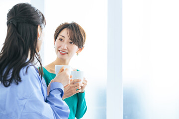 モダンなリビングでくつろぐ二人の女性