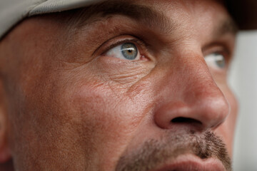Obraz premium closeup portrait of american homeless person displaying exaggerated expression of astonished admiration