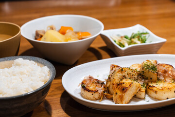 Japanese Dinner with Grilled Yam, Nikujaga and Rice / 焼き長芋と肉じゃがの和食夕食
