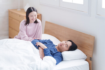 起きない夫を起こす妻