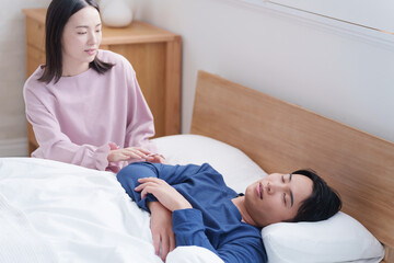 起きない夫を起こす妻