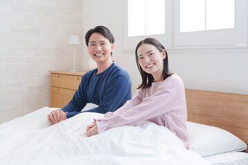 朝起床した夫婦