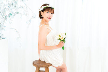 ブーケを持つビスチェの女性