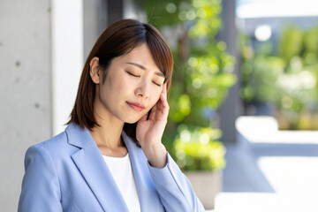 Fototapeta premium 頭痛に悩む若い日本人女性