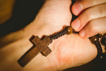 Obraz premium Hand holding rosary beads