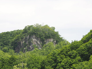 そびえ立つ神居岩