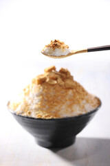 맛있고 시원한 디저트인 인절미 눈꽃 빙수.