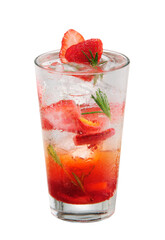 컵에 얼음과 같이 담긴 시원하고 달콤한 딸기에이드.