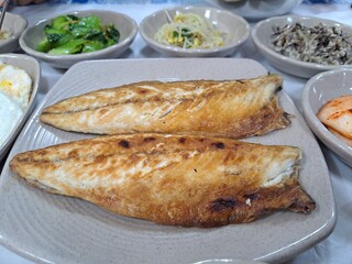 fried fish with lemon