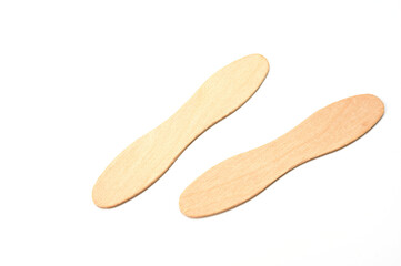 白い背景に木のスプーン