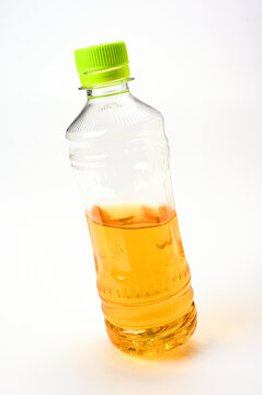 斜めペットボトルに入ったお茶01