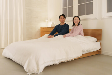 夜ベッドに入る夫婦
