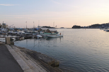Fototapeta premium 日本：鞆の浦／鞆港の雁木（水位の変化に対応できる階段）がある漁港／広島県福山市