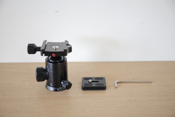 Compact ballhead tripod head with quick release system
