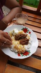 eat rendang with your hands