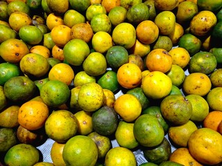 Sweet oranges that are starting to turn dull