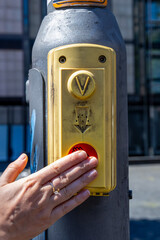 Crossing Button with Tactile Guidance for the Visually Impaired