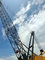 Sturdy tower crane mast, with many sling cables