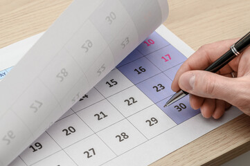 Mark, write down with a pen the date in the calendar, the end of the month