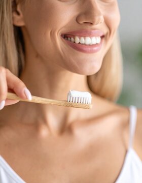 Primer plano de persona cepillando los dientes con dent&iacute;frico. Higiene, salud, boca, frescor