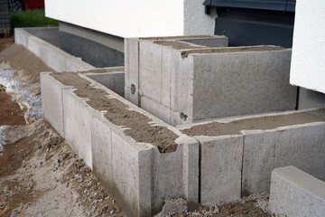 The concreted structure of the outdoor stairs. We see the blocks carefully stacked and concreted.