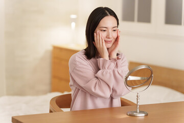 夜スキンケアする女性