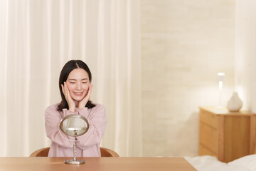 夜スキンケアする女性