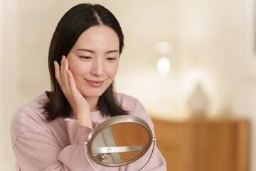 夜スキンケアする女性