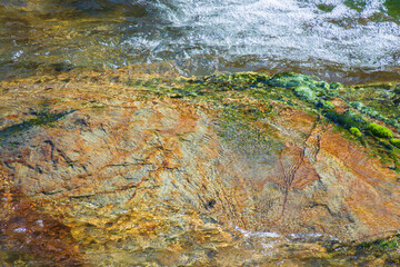 初夏の日差しに輝く清流の流れ04