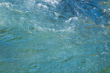 初夏の日差しに輝く清流の流れ24