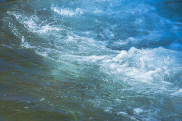 初夏の水辺　水流で泡立つ清流34