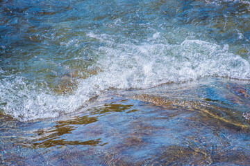 初夏の日差しに輝く清流の流れ46