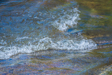 初夏の日差しに輝く清流の流れ50