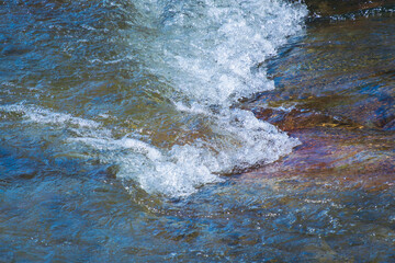 初夏の日差しに輝く清流の流れ53