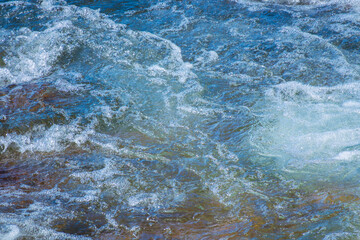 初夏の日差しに輝く清流の流れ54