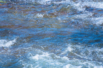 初夏の日差しに輝く清流の流れ74